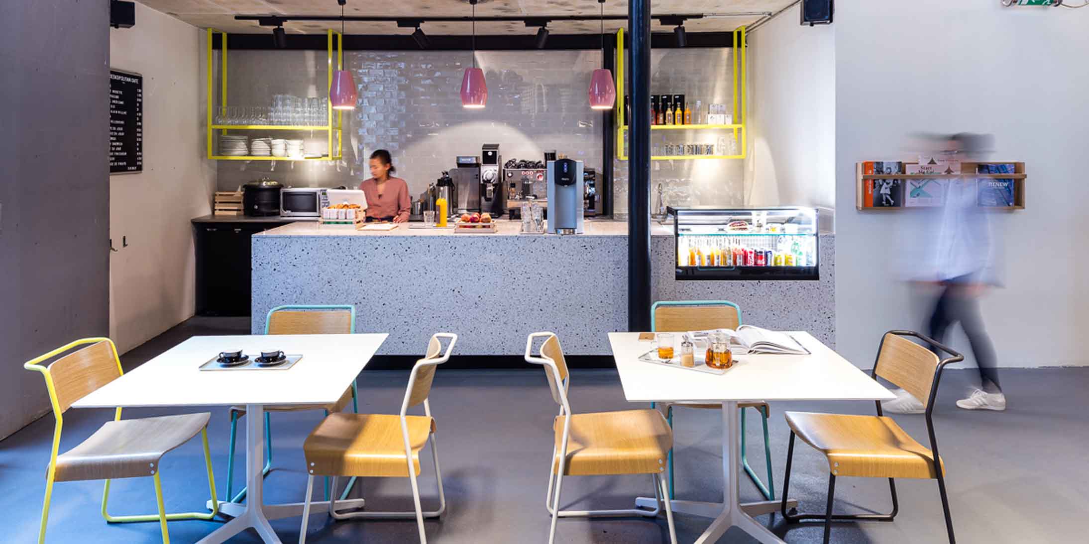 Deskopolitan, espace de coworking propose un espace cafétéria pour ses coworkers.