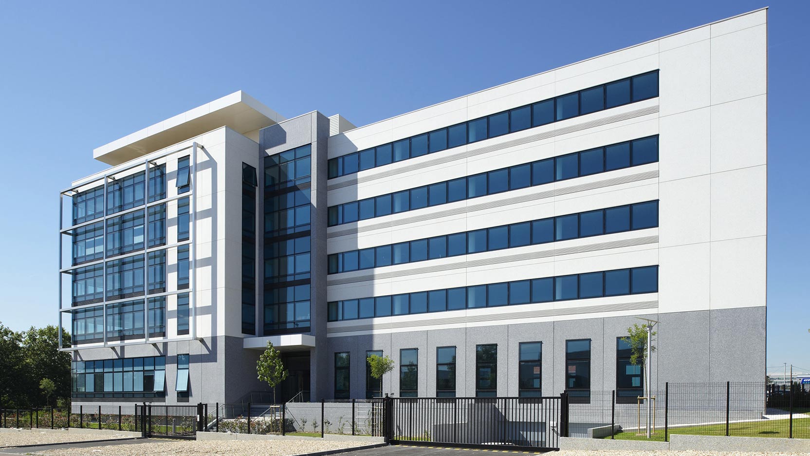 L’immeuble d’entreprise Camille Doncieux, réalisé par le Groupe GA, proposer un plateau de 607 m² à louer à Bezons en bordure de Seine.