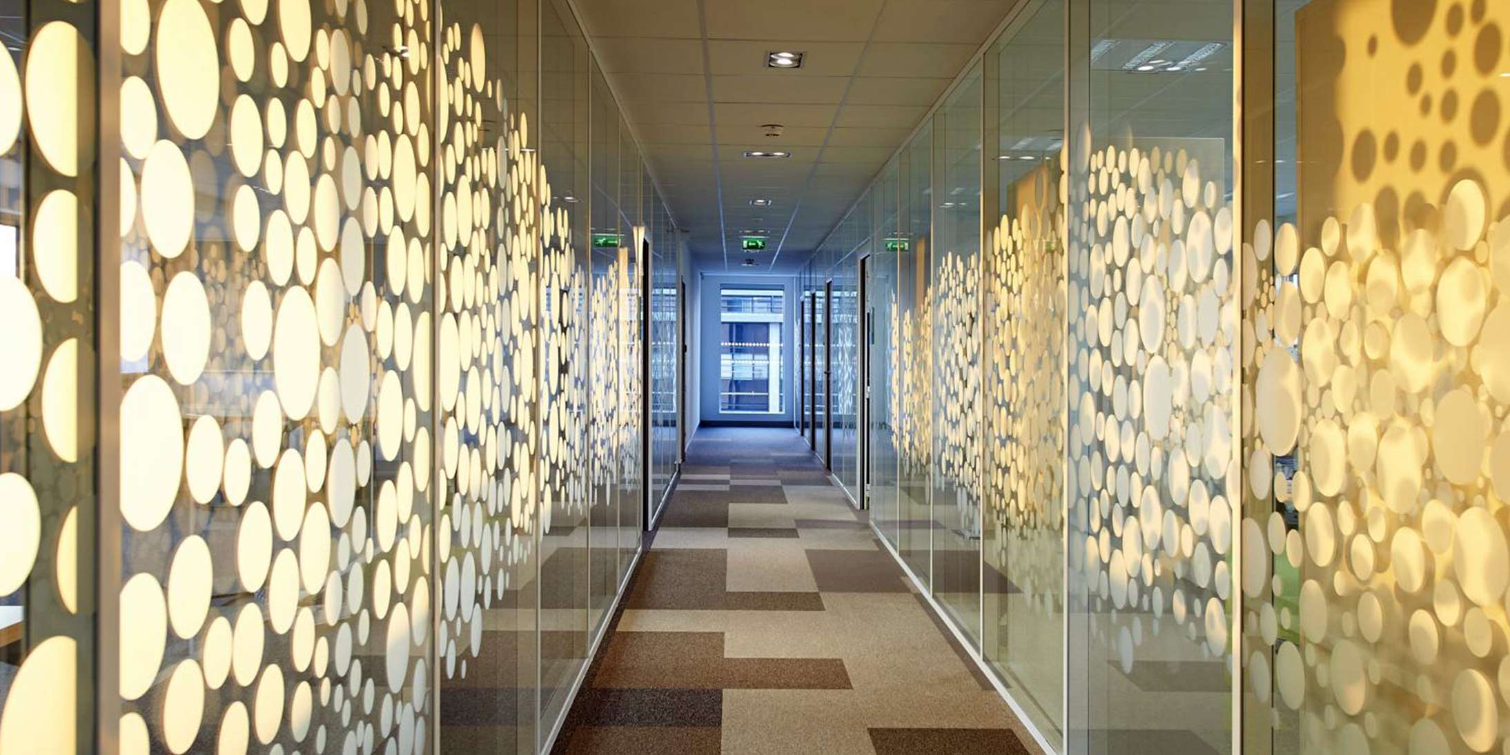 Qualité de vie au travail et productivité au travail grâce à aux open space et bureaux cloisonnés pour Concerto MACIF par GA à Niort.