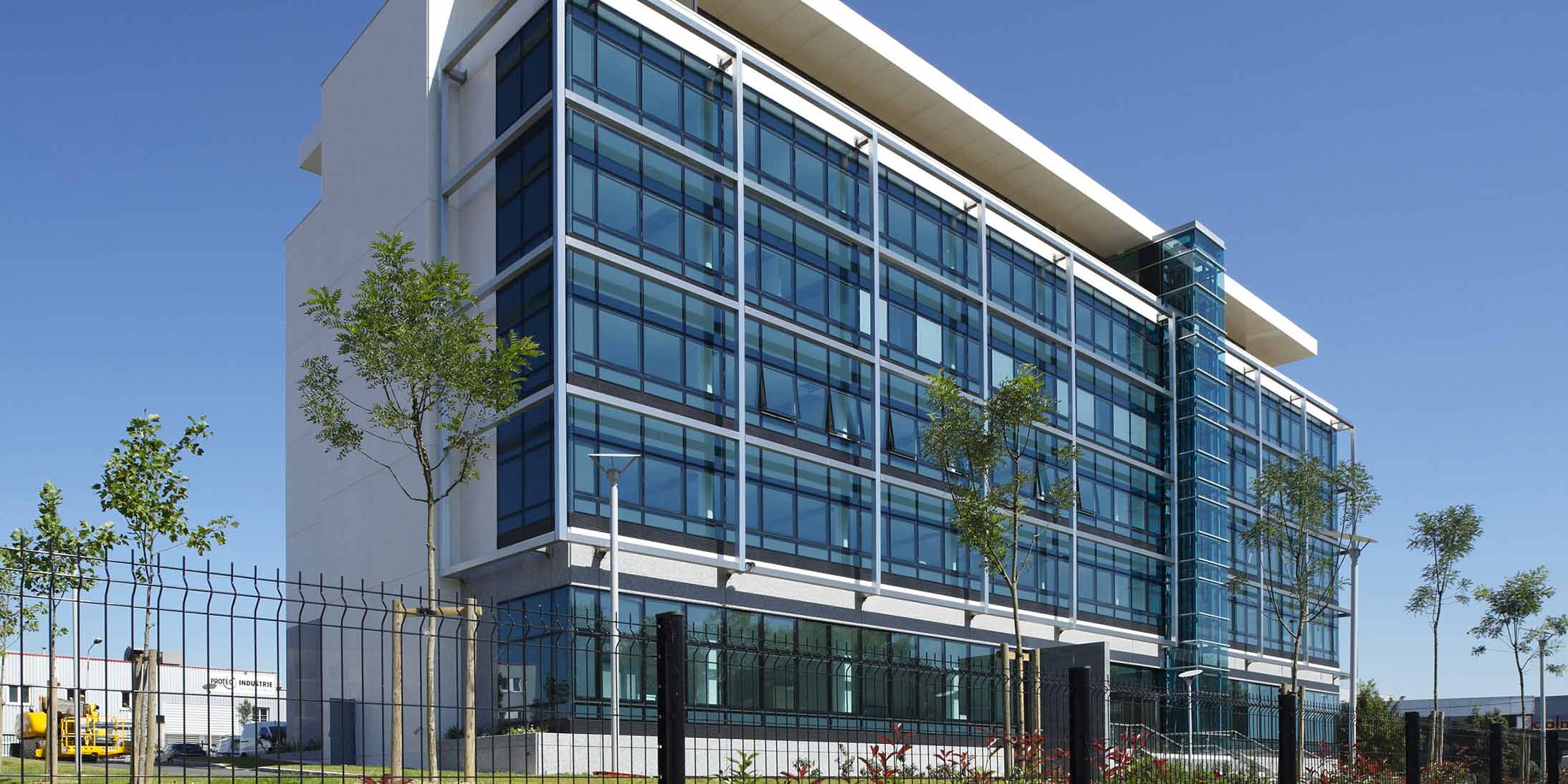 L'immeuble de bureaux Camille Doncieux à Bezons réalisé par GA Smart Building propose un plateaux de 607 m² à louer.