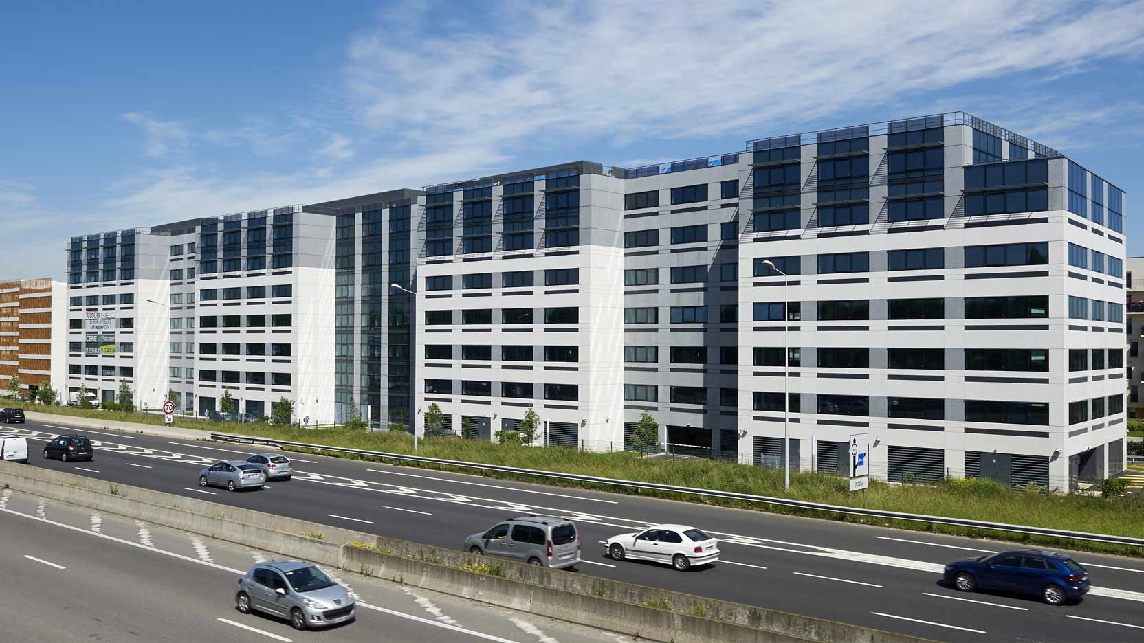 Néo à Velizy est un immeuble de bureaux de 20 300 m² réalisé par GA Smart Building et occupé en partie par le Groupe Bertrandt. Le reste est en cours de commercialisation.