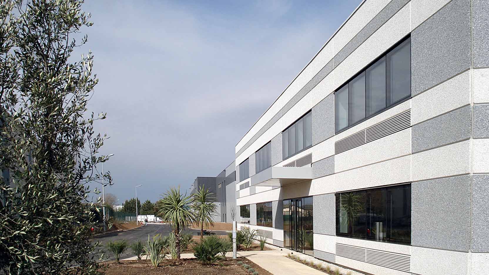 GA Smart Building a réalisé Paredes bâtiment industriel pour Paredes Rousset. La plateforme de distribution logistique a été construite en seulement 7 mois.
