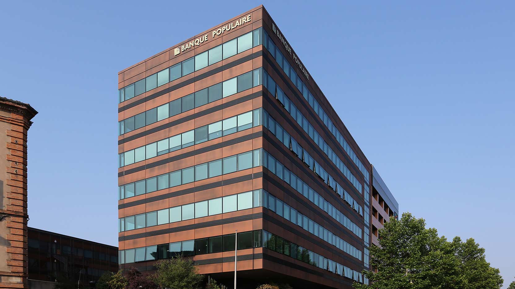 La rénovation du bâtiment Banque Populaire Occitane à Albi a été réalisée par le Groupe GA avec l'enveloppe de façade Skin Concrete.