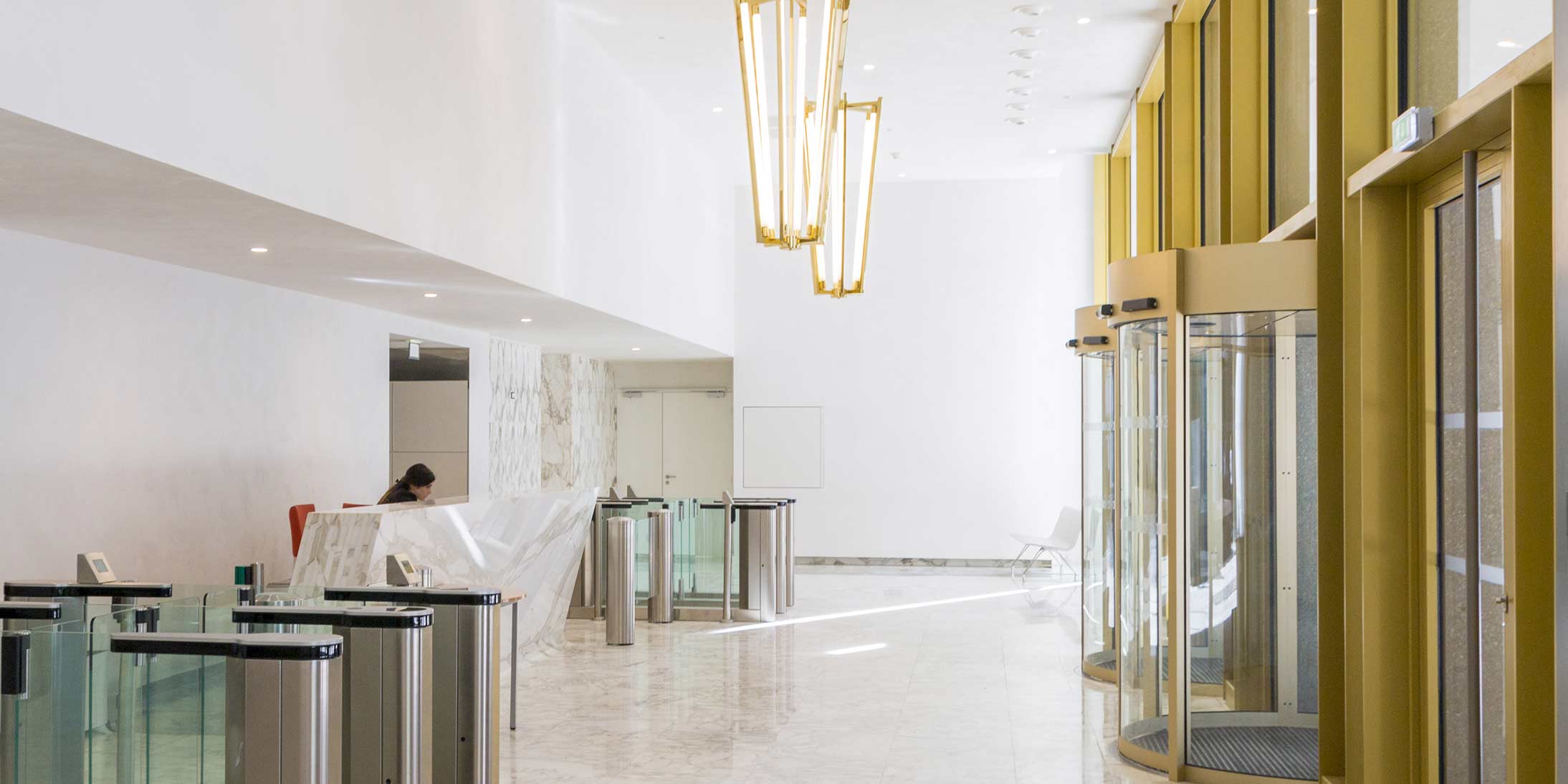 GA Smart Building a réalisé la renovation batiment de la Tour Europe à La Défense : embellissement de la façade, hall d'entrée, restaurant haut de gamme pour une clientèe premium.