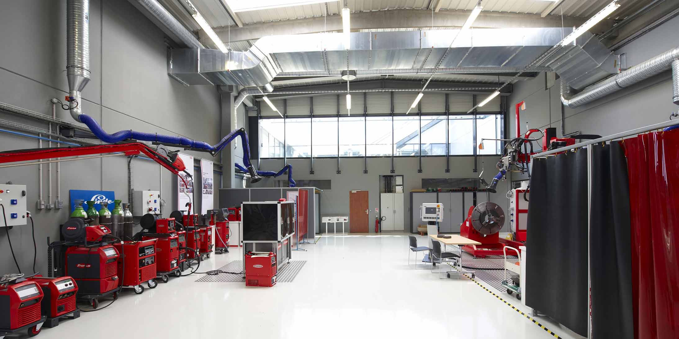 Le Groupe GA a construit le siège Fronius Roissy un immobilier industriel innovant favorisant le bien-être au travail.