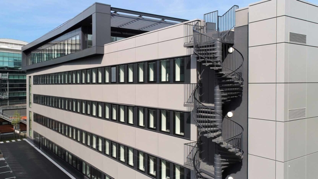 GA Smart Building a rénover avec une façade Newskin l'immeuble 115 Arche à Courbevoie pour le compte d'Amundi. ©EliseRobaglia