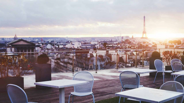 Que faire sur les toits des bâtiments ? Production d’énergie durable, végétalisation ou même espace de vie : découvrez quelques-uns de ces nouveaux usages.