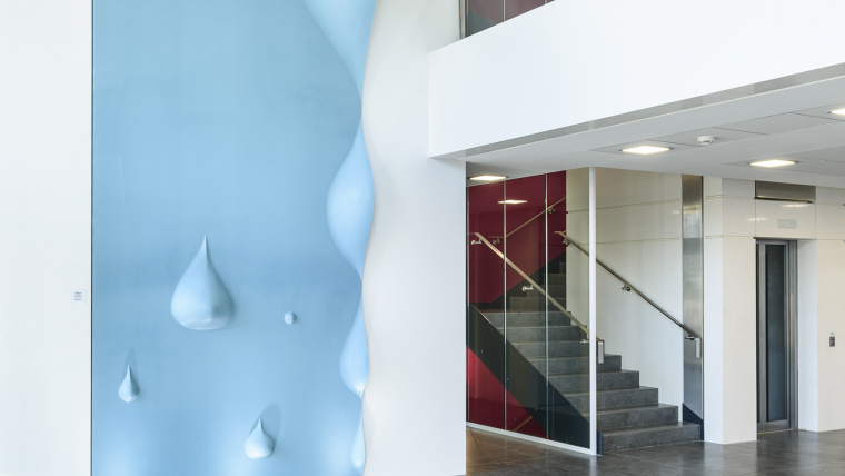 Is concrete an artistic material?