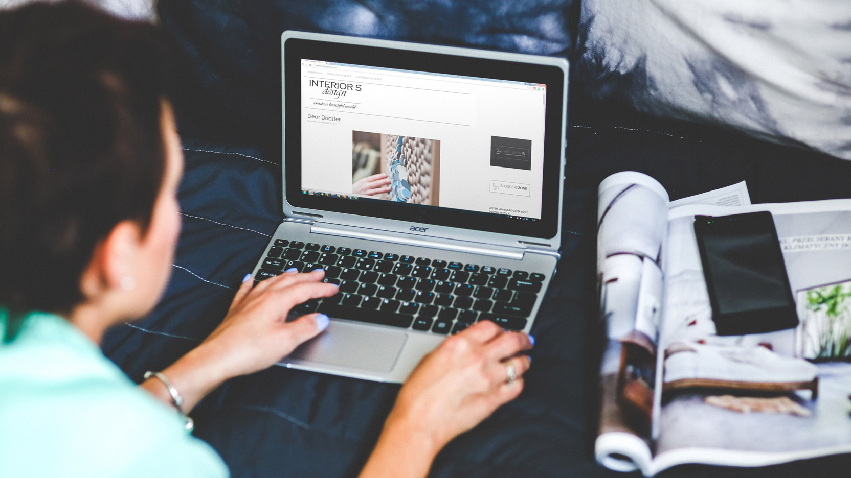 Emmanuelle Duez : «Mon lit peut aussi être un espace de travail»