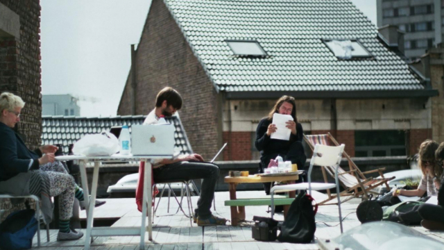 GA Smart Building vous fait découvrir les mots de la génération sans bureaux fixes : coworking, remote, fablab, hackathon, design thinking, digital labor, slasher, switcher.