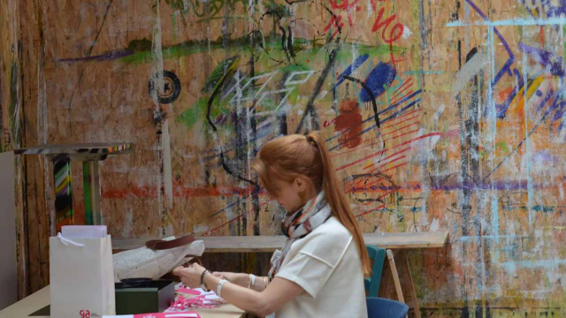 Quand art rime avec respect de l’environnement ! L’artiste plasticienne Imogen Ohlson a réutilisé les cartes de vœux de GA Smart Building en pratiquant l'upcycling : des œuvres d'art écologiques. Rencontre dans les locaux d’ICI Montreuil.