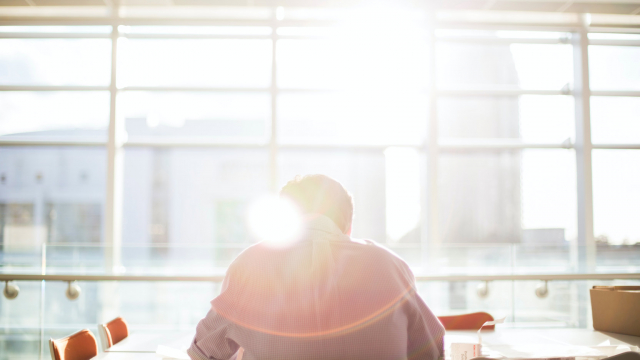 La lumière joue un rôle essentiel dans notre équilibre au quotidien. Une bonne hygiène de lumière favorise le bien-être et la santé des salariés, alors laissons entrer le soleil au bureau.