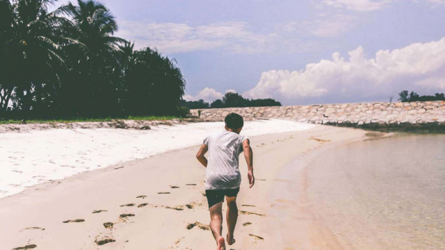 Freelance ou travailleur à distance, que signifie « être en vacances » lorsqu’on n’a ni patron, ni horaires ni bureau ? Conseils et retours d’expérience de quelques « sans bureau fixe » qui oscillent entre le travail à la plage et les véritables coupures.