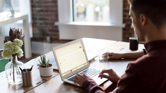 Pourquoi continuer d'aller au bureau ? demande Matthew Claudel dans la Harvard Business Review. Si le travail est digital, après les confinements, avons-nous besoin de lieux physiques pour se rencontrer et créer ?