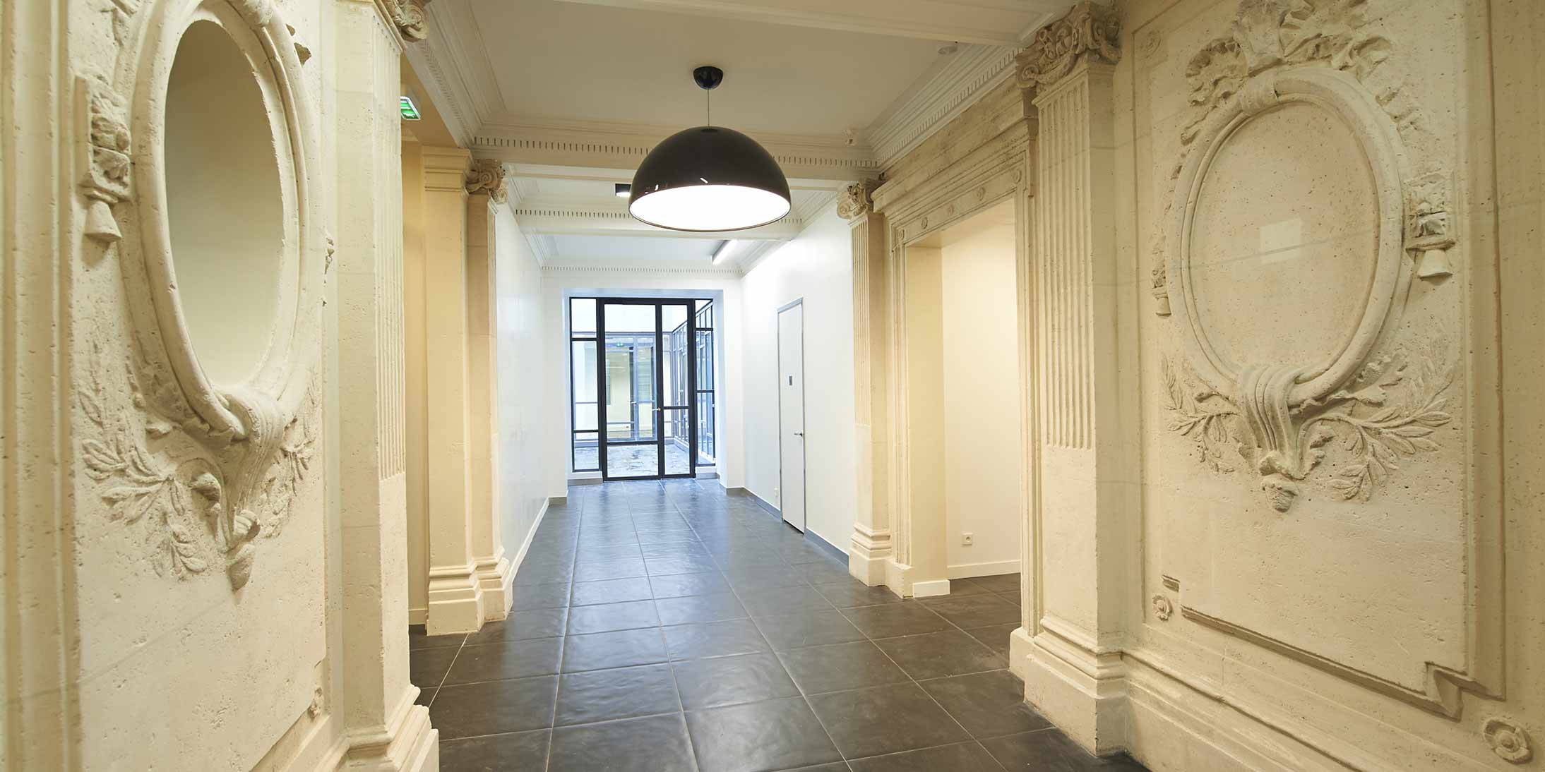 Découvrez la rénovation de l'immeuble de bureaux haussmannien, rue Cambacéres à Paris, par GA Smart Building, entreprise rénovation bâtiment.