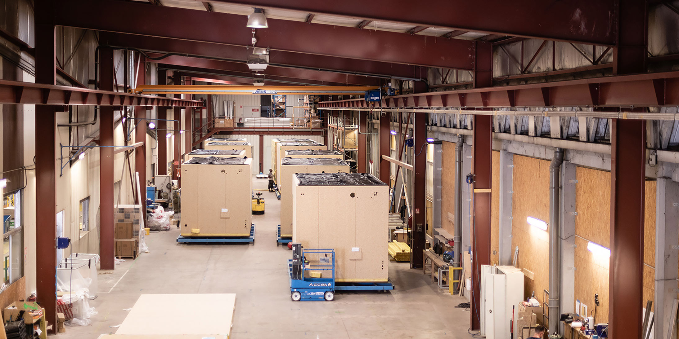 Dans ses usines, Ossabois, entreprise construction modulaire bois, filiale de GA, produit des modules pour construire des bâtiments en bois.