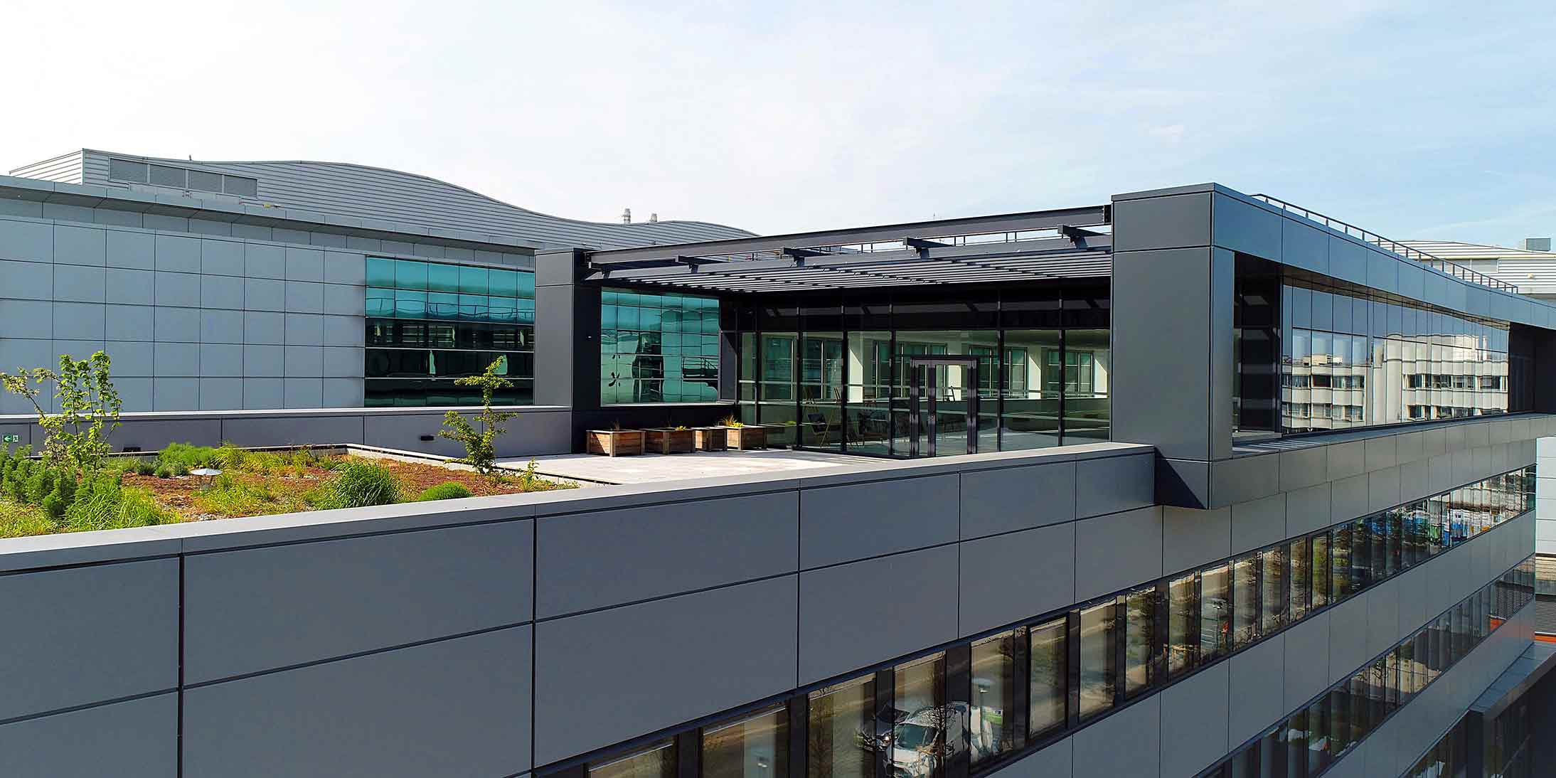 Le Groupe GA a réalisé la rénovation 115 Arche à l'aide de son procédé innovant de façade GA Skin Concrete : un ensemble immobilier de 2 600 m².