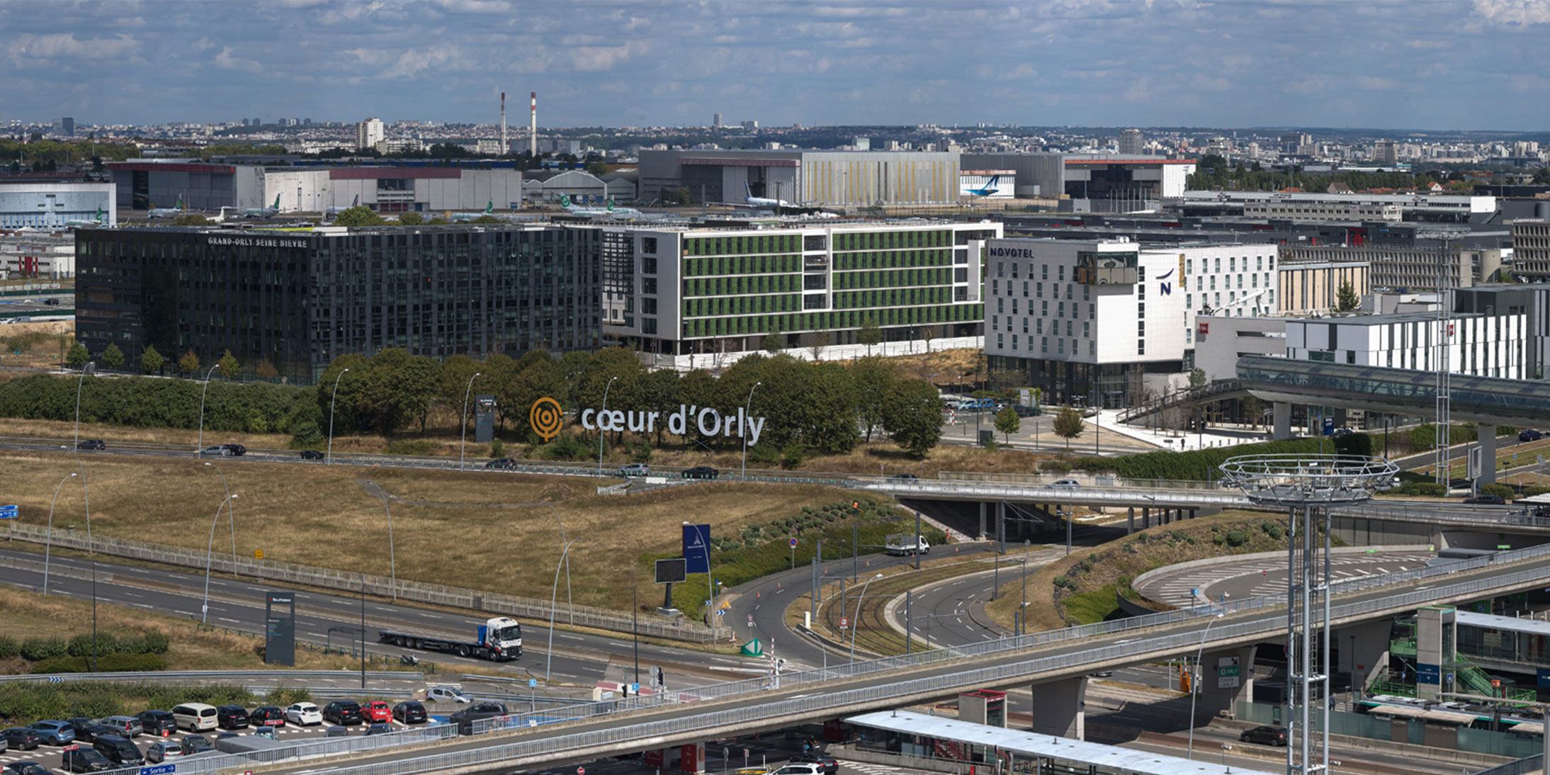 Vue du quartier d'affaires Coeur d'Orly où GA Smart Building a réalisé l'immeuble de bureaux Belaïa pour Aéroports de Paris et Covivio. @Groupe ADP/Leduc Alain