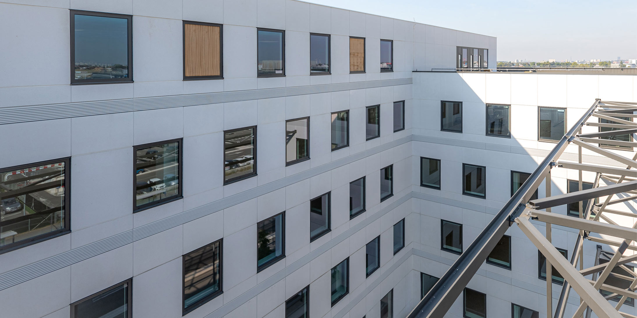 Façade de l'immeuble de bureaux Belaïa réalisé par GA Smart Building dans le quartier d'affaires Coeur d'Orly pour Aéroports de Paris et Covivio. @Groupe ADP/Leduc Alain