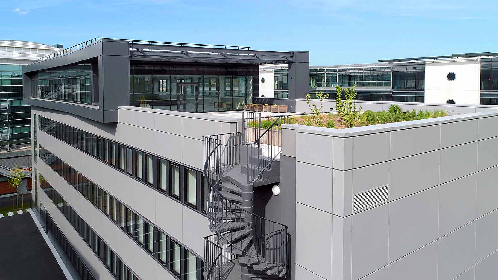 GA Smart Building a réalisé la rénovation 115 Arche à Courbevoie pour le compte de AEW Ciloger à l'aide de son procédé innovant de façade New Skin.