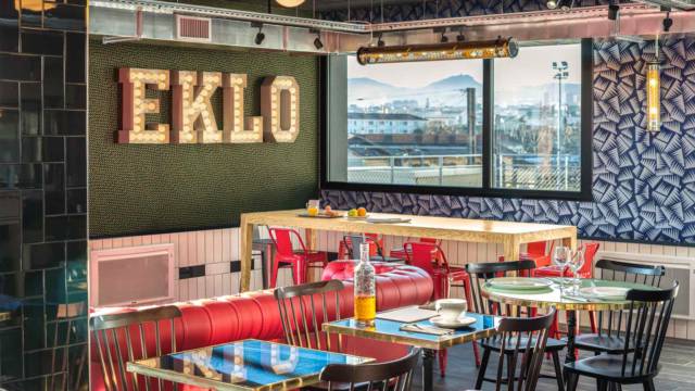 L'hôtel Eklo de Clermont-Ferrand propose un lieu de restauration designé par Studio Janréji. Photo Nicolas Anetson