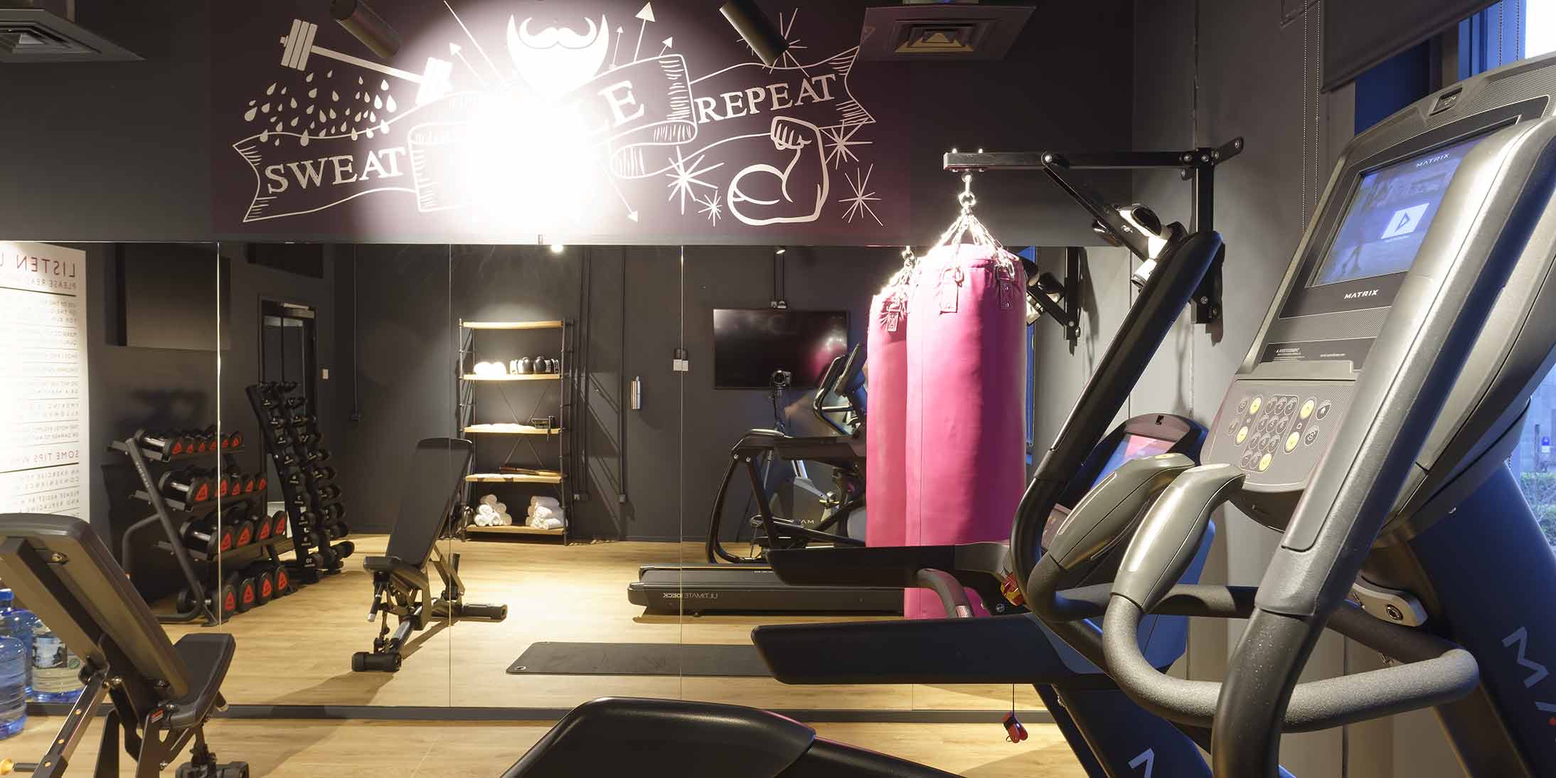 GA Smart Building a construit le Moxy Hotels France à Roissy Charles de Gaulle, enseigne lifestyle du groupe Marriott International qui comprend une salle de sport.