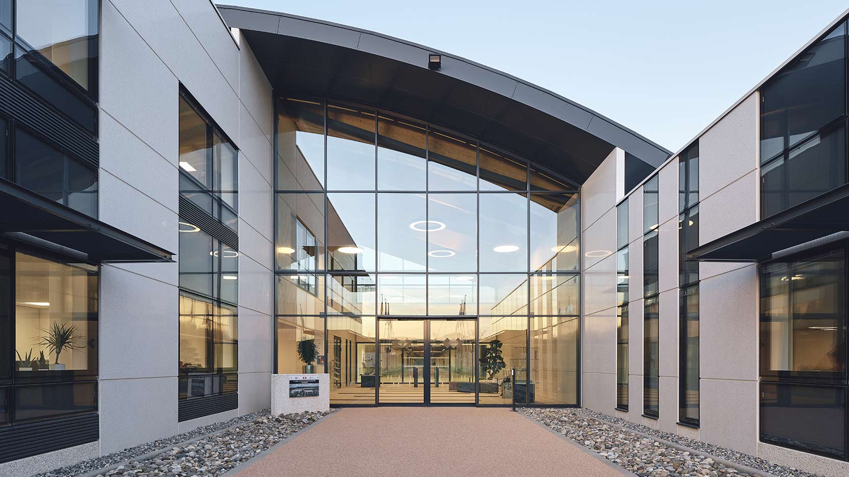 GA Smart Building a réalisé un ensemble immobilier industriel mixte et tertiaire pour SES Sterling à Hésingue.