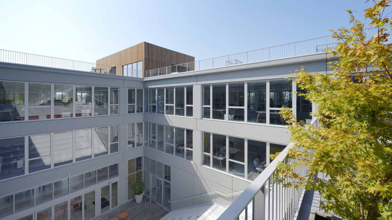 In Gennevilliers, an office and commercial building for the family-owned Groupe Balas