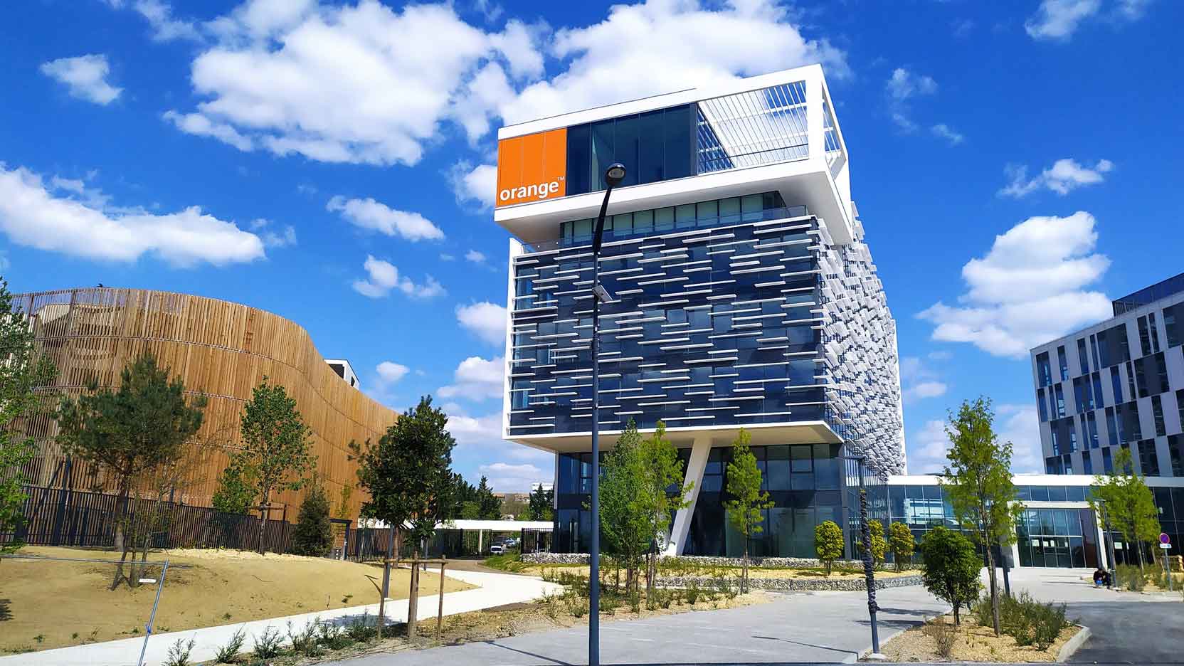 Le Campus Orange à Balma, qui vient réconcilier le site d’une ancienne plateforme logistique avec la nature, est livré !