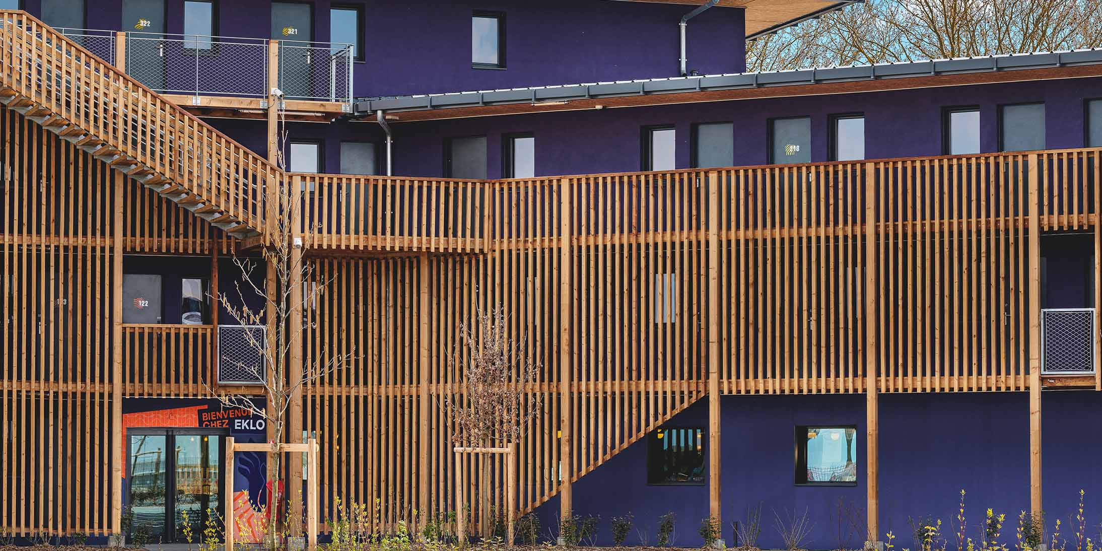 Façade extérieure de l'hôtel EKLO à Marne-La-Vallée.