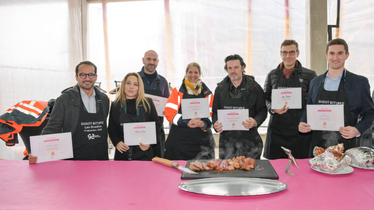 Une tradition ancestrale pour fêter la fin du Gros Œuvre du chantier Les Gradins au cœur du Village des Athlètes à Saint-Denis : le gigot bitume !