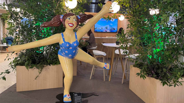 Sculpture de la série « Girls » de Youn Cho, sur le stand de GA Smart Building, lors du SIMI 2022 au Palais des Congrès à Paris