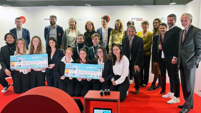 Photo des lauréats du challenge Make The City 2023 avec les membres du jury dont Sébastien Matty, président de GA Smart Building