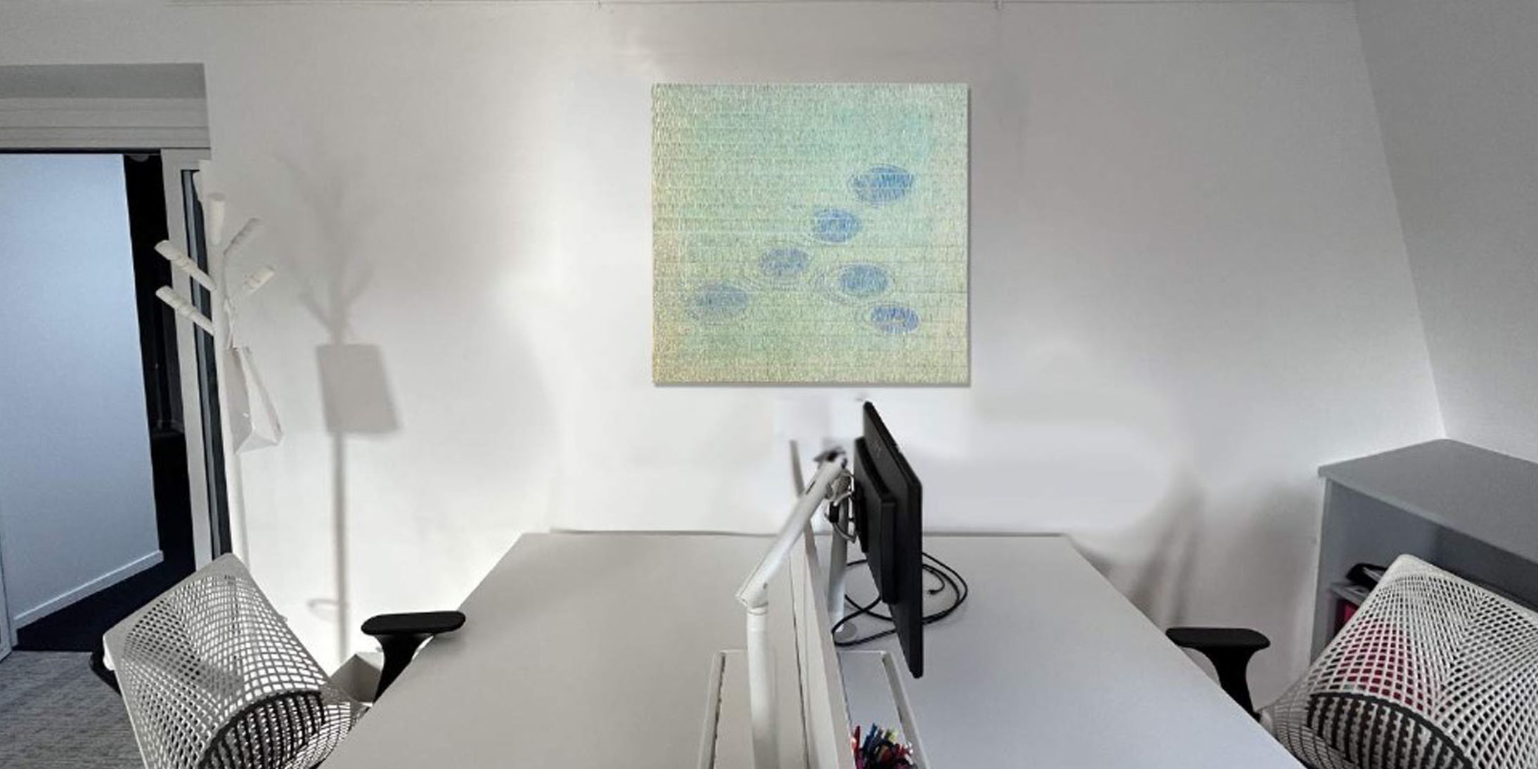 Tableau de Nathalie Rothkoff lors d'une exposition d’art contemporain éphémère dans les bureaux de GA à Paris