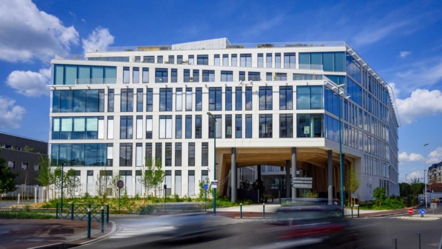 Photo extérieure du nouveau siège social du Groupe Up à Gennevilliers, réalisé par GA Smart Building et BNP Paribas Immobilier Promotion, après sa livraison.