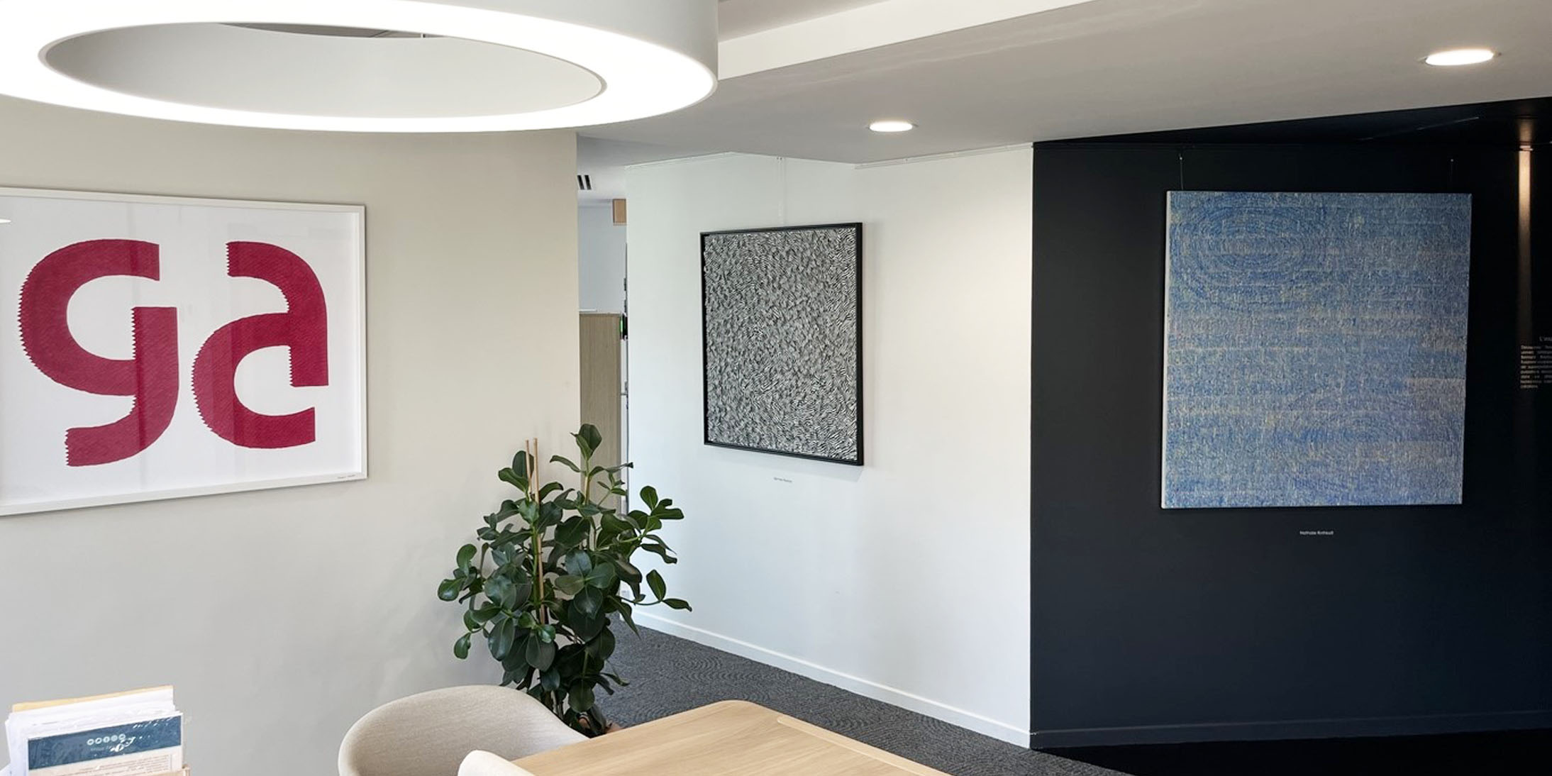 Œuvres de Bernard Reyboz et Nathalie Rothkoff lors d'une exposition d’art contemporain éphémère dans les bureaux de GA à Paris.