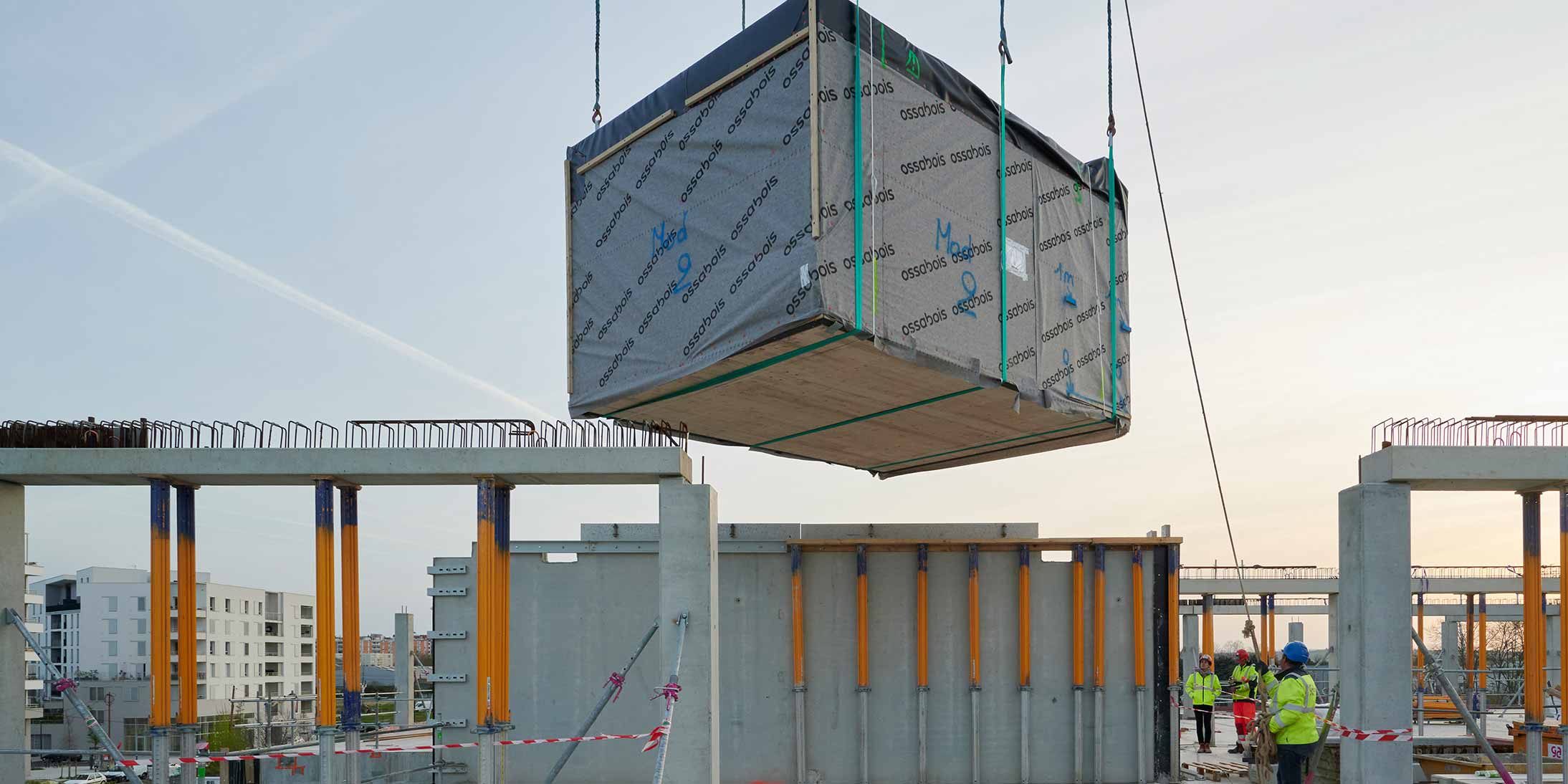 Pose d'un module sanitaire Ossabois sur le futur siège social de GA Smart Building, exemplaire en termes de construction hors-site