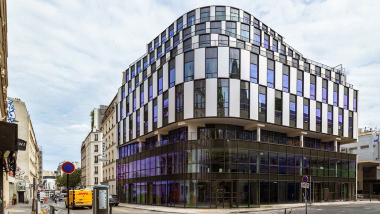 Rénovation et surélévation d’un immeuble de bureaux et de commerces pour PAREF dans le 11ème arrondissement de Paris