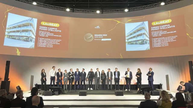 Les équipes projet du grEEn-campus Stellantis réunies pour recevoir le Prix "Coup de coeur du jury" lors du SIMI 2025