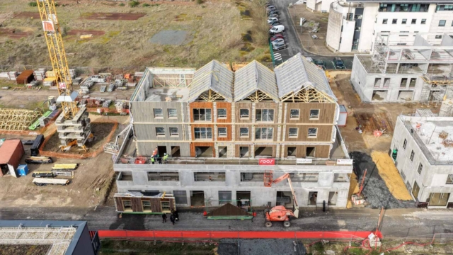 Pose de la 1ère Façade à Ossature Bois sur le projet Rooj-Les Casernes à Tours par le pôle Immobilier Résidentiel de GA Smart Building