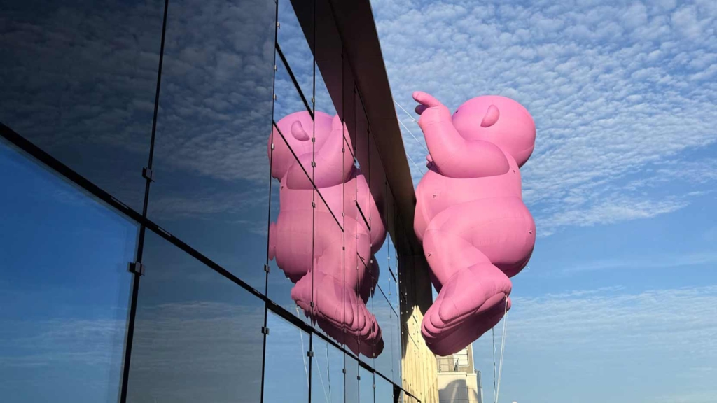 ROSE EPONYM : pour Octobre Rose, Philippe Katerine investit Eponym, un immeuble de bureaux à Boulogne-Billancourt